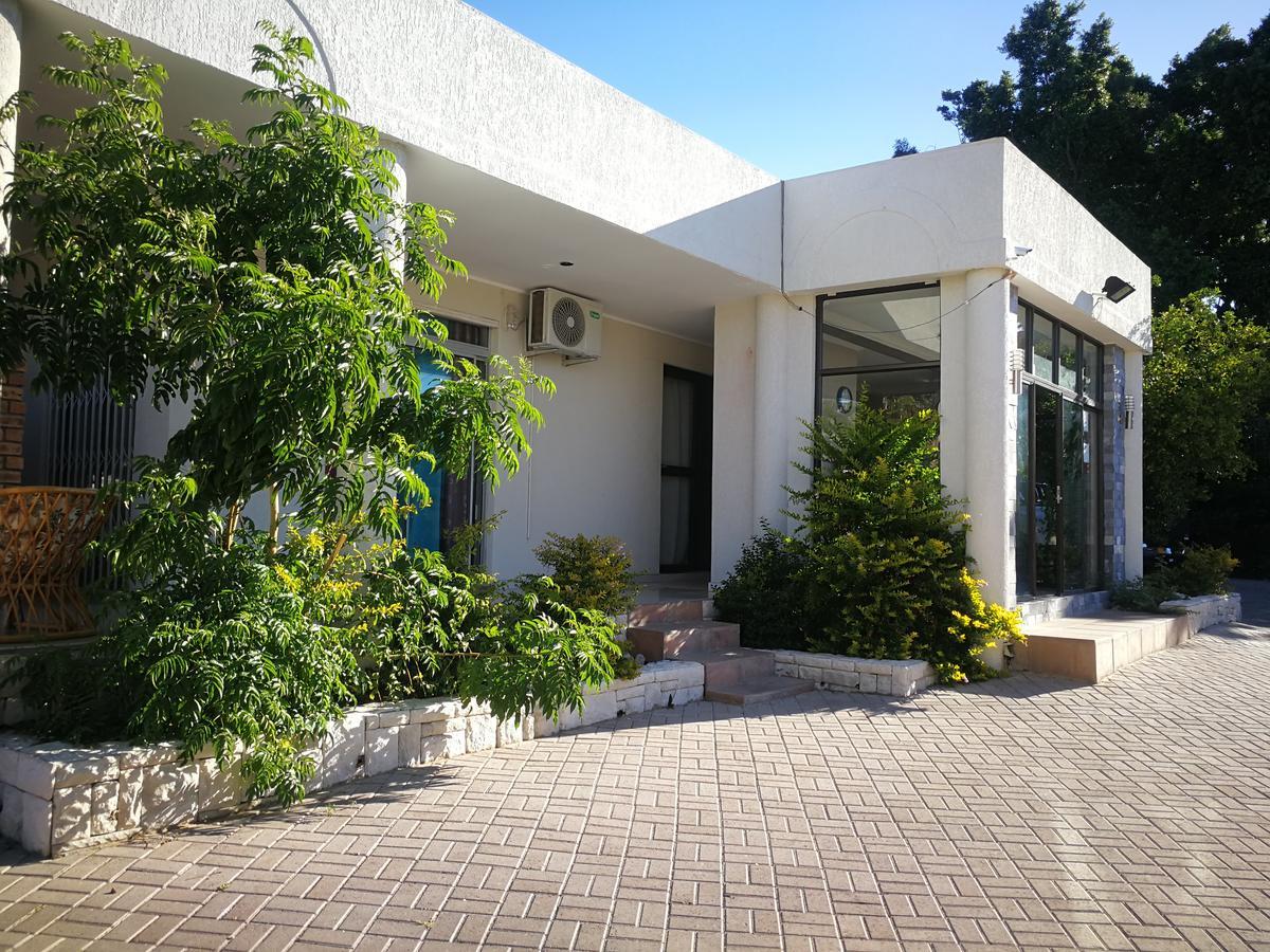 Pension Hotel Kamho Windhoek Bagian luar foto