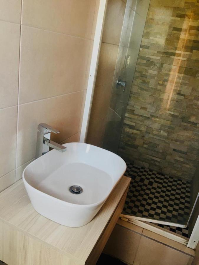 Pension Hotel Kamho Windhoek Bagian luar foto