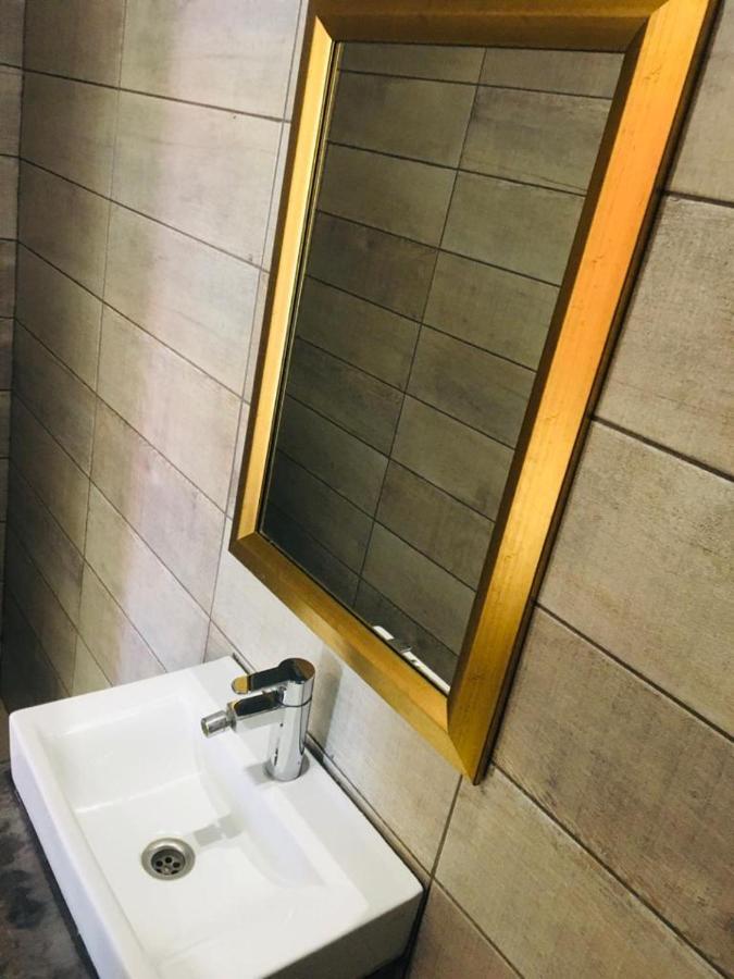 Pension Hotel Kamho Windhoek Bagian luar foto